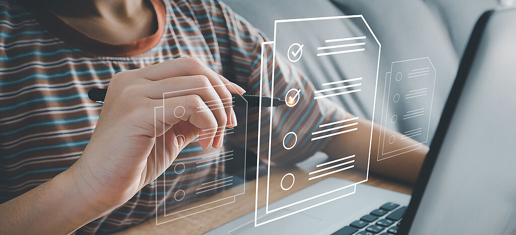 Person hackt eine virtuelle Checkliste ab
