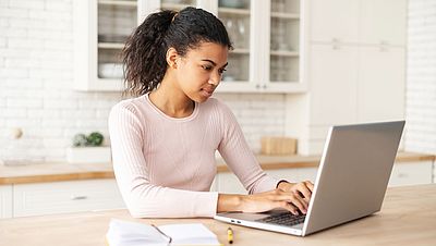 Mujer internacional utiliza un ordenador para buscar información en Internet