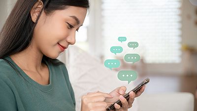 Mujer envía mensajes en su celular