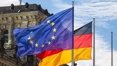 Banderas de la Unión Europea y de Alemania frente edificio del Reichstag en Berlín