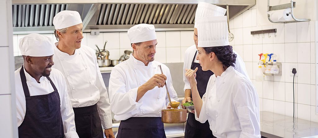 Les cuisiniers au travail