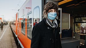 Une jeune Allemande porte un masque dans le train