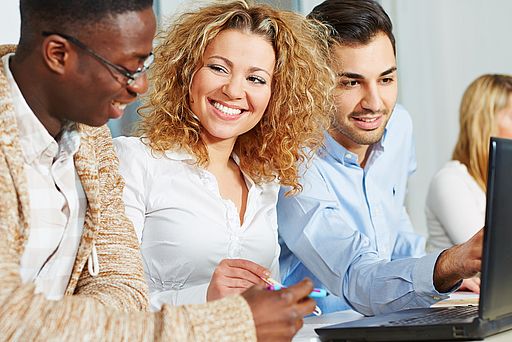 Männer und Frauen diskutieren