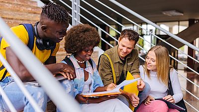 Groupe d'étudiants internationaux dans une université