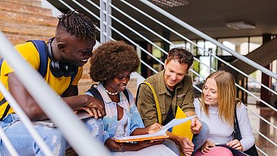 Gruppe internationaler Studierenden an einer Universität