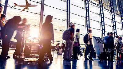 Grupo de personas en aeropuerto viajan a Alemania