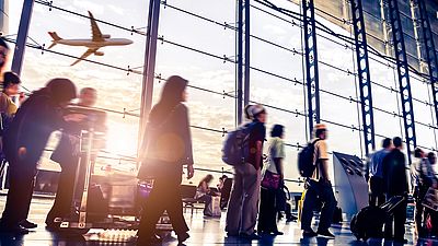 Grupo de personas en aeropuerto viajan a Alemania