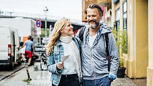 Un pareja feliz camina por las calles de Alemania