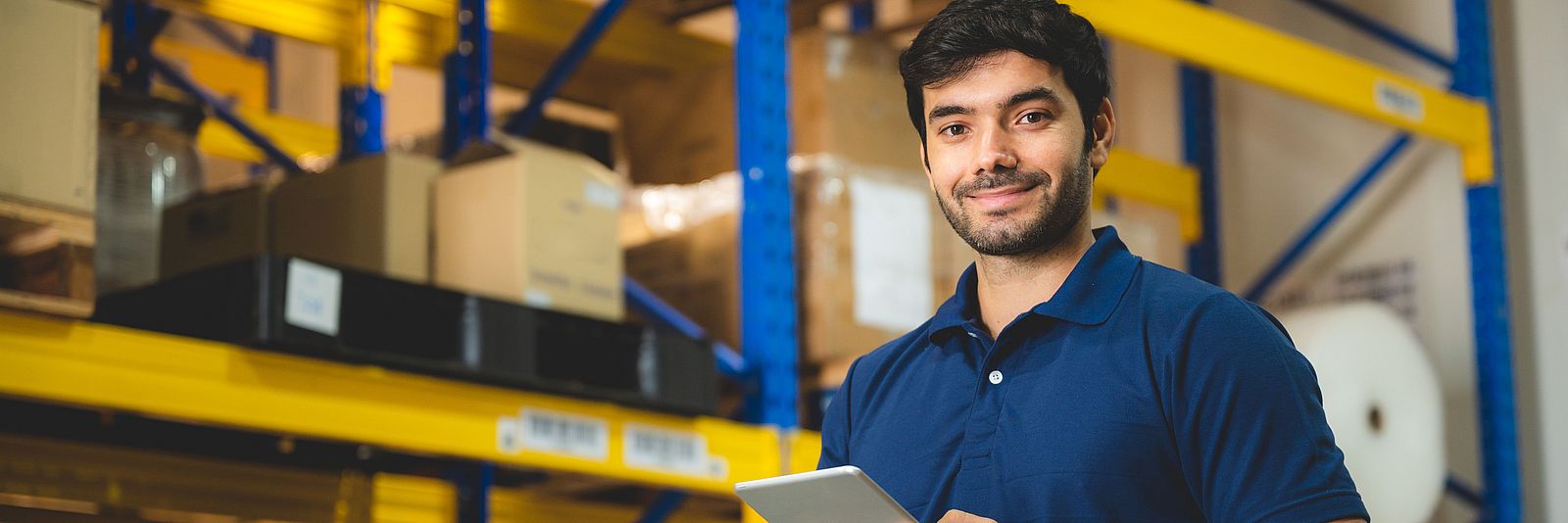 Logistik-Mitarbeiter arbeitet im Lager