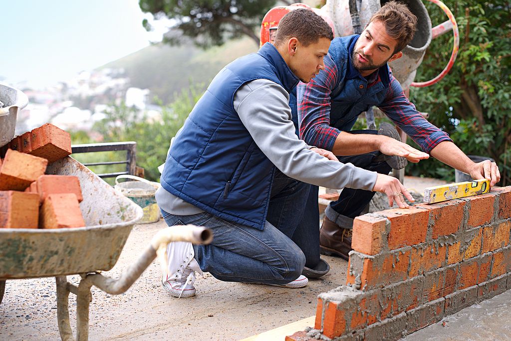 2 trainees are working on a construction site