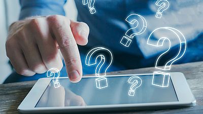 Hand einer Person, die auf einem Tablet nach Visainformationen sucht