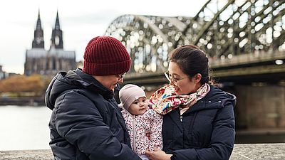 Famille internationale devant la cathédrale de Cologne