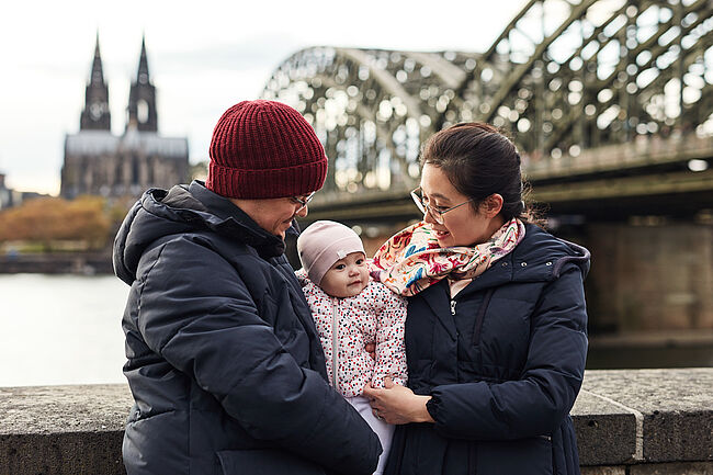 Internationale Familie vor dem Kölner Dom