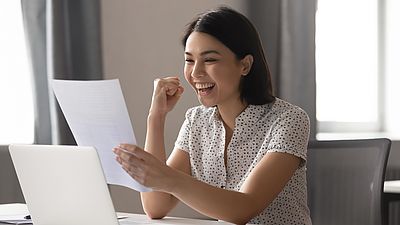 Mujer joven se alegra al recibir permiso de establecimiento