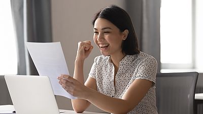 Mujer joven se alegra al recibir permiso de establecimiento