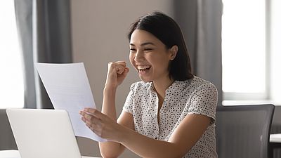 Mujer joven se alegra al recibir permiso de establecimiento