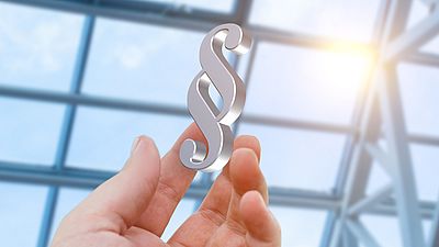 Hand zeigt ein Paragraphsymbol