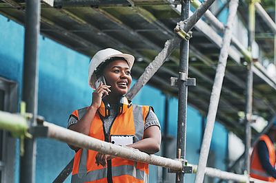 Junge Auszubildende auf einer Baustelle