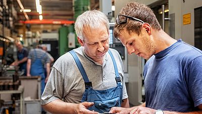 Mitarbeiter trainiert einen anderen Mitarbeiter