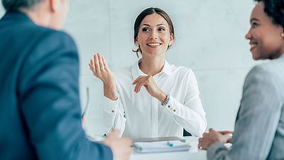 Eine Gruppe von Arbeitgebern und Arbeitgeberinnen diskutiert über Projekte zur Fachkräftegewinnung