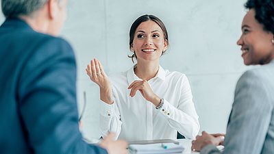 Eine Gruppe von Arbeitgebern und Arbeitgeberinnen diskutiert über Projekte zur Fachkräftegewinnung