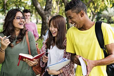 Fröhliche Gruppe von Studenten im Freien