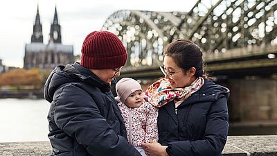 Famille internationale devant la cathédrale de Cologne