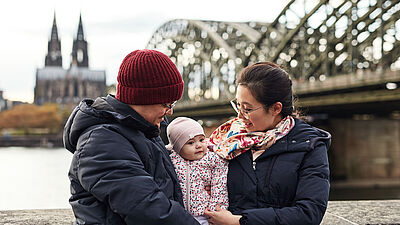 Familia internacional frente a la catedral de Colonia