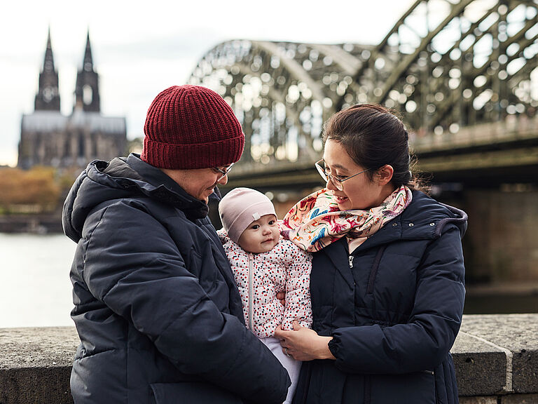 Internationale Familie vor dem Kölner Dom