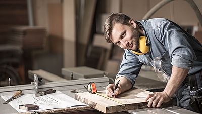 Handwerker in der Werkstatt bei der Arbeit