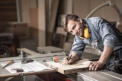 Handwerker in der Werkstatt bei der Arbeit