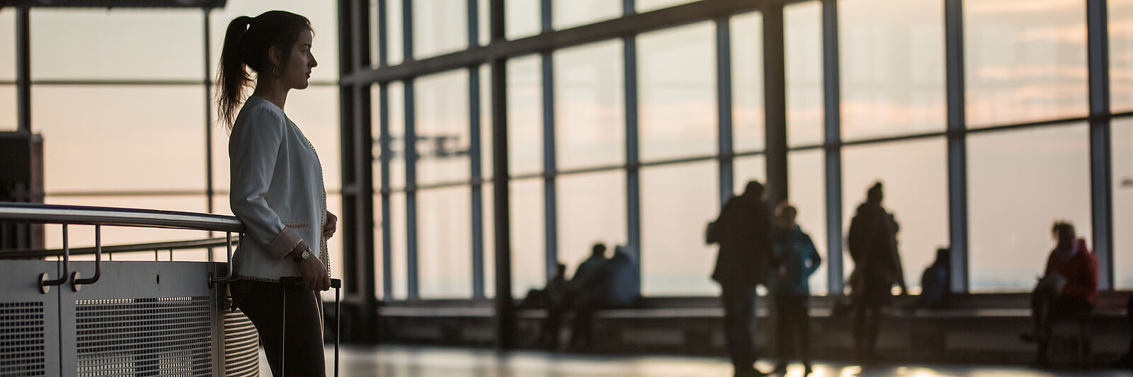 Mujer en un aeropuerto en camino a Alemania