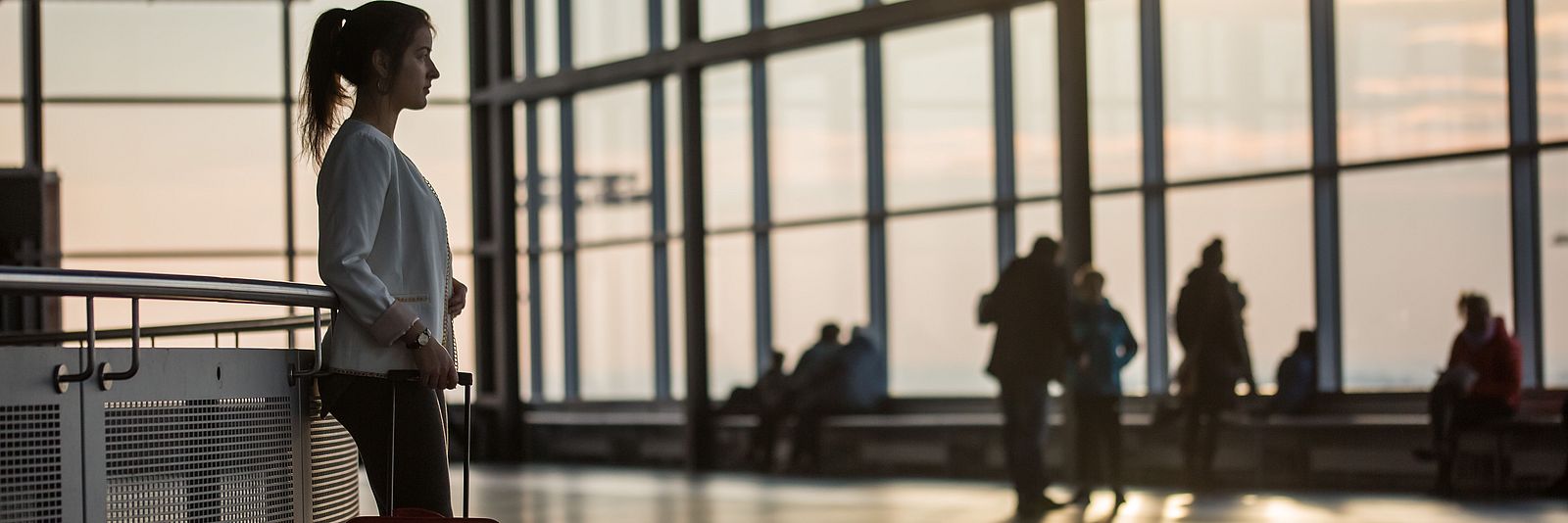 Frau steht am Flughafen, um nach Deutschland einzureisen