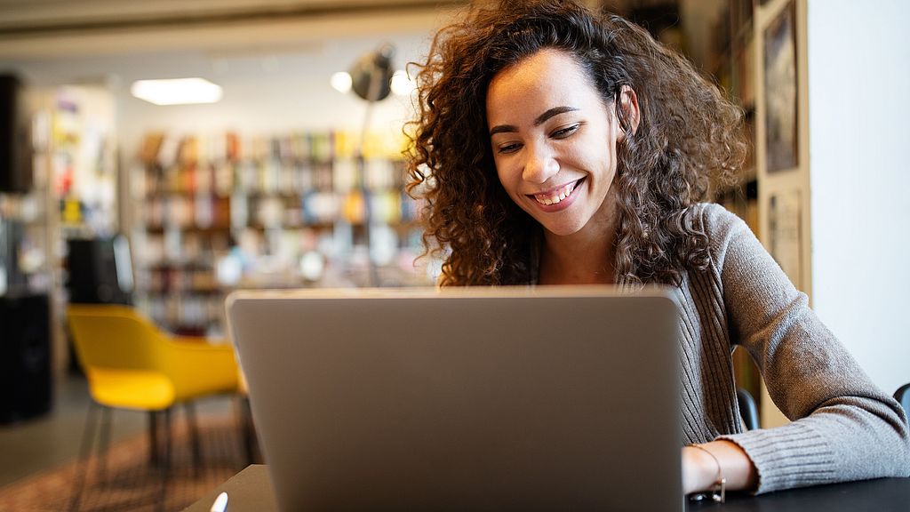 Mujer joven trabaja en su proceso de reconocimiento de estudios