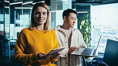 Internationale Fachkräfte arbeiten zusammen in einem deutschen Unternehmen