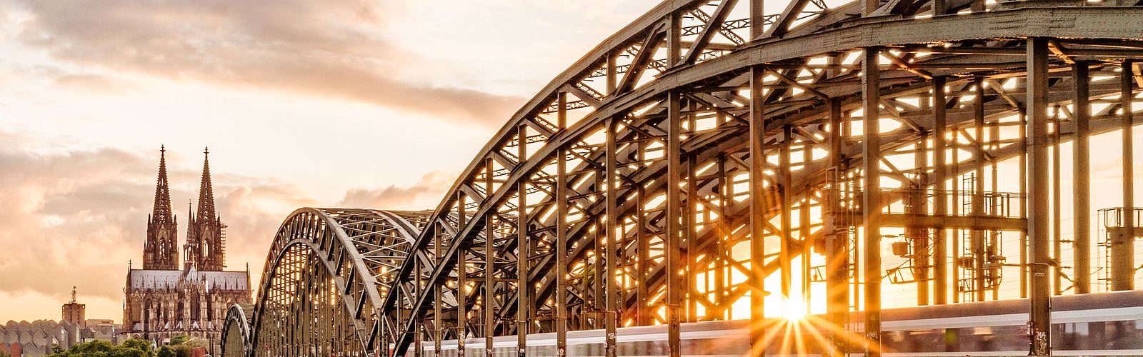 Köln Hohenzollernbrücke mit Dom im Hintergrund