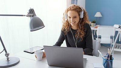 Une jeune femme participe à un webinaire