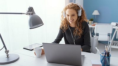 Une jeune femme participe à un webinaire