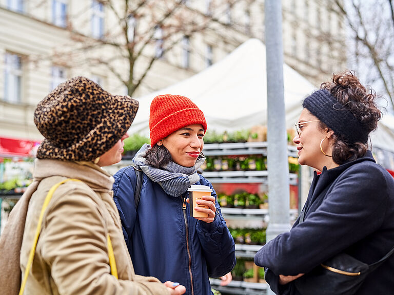 Drei Frauen auf einem deutschen Markt