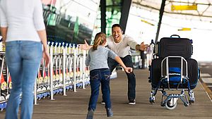 Una familia internacional se encuentra en un aeropuerto