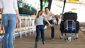 Eine internationale Familie trifft sich am Flughafen