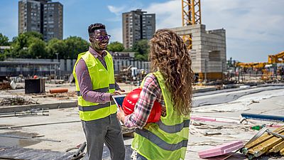 Zwei qualifizierte Fachkräfte arbeiten auf einer Baustelle