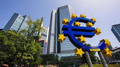 Frankfurt skyline with Euro sculpture