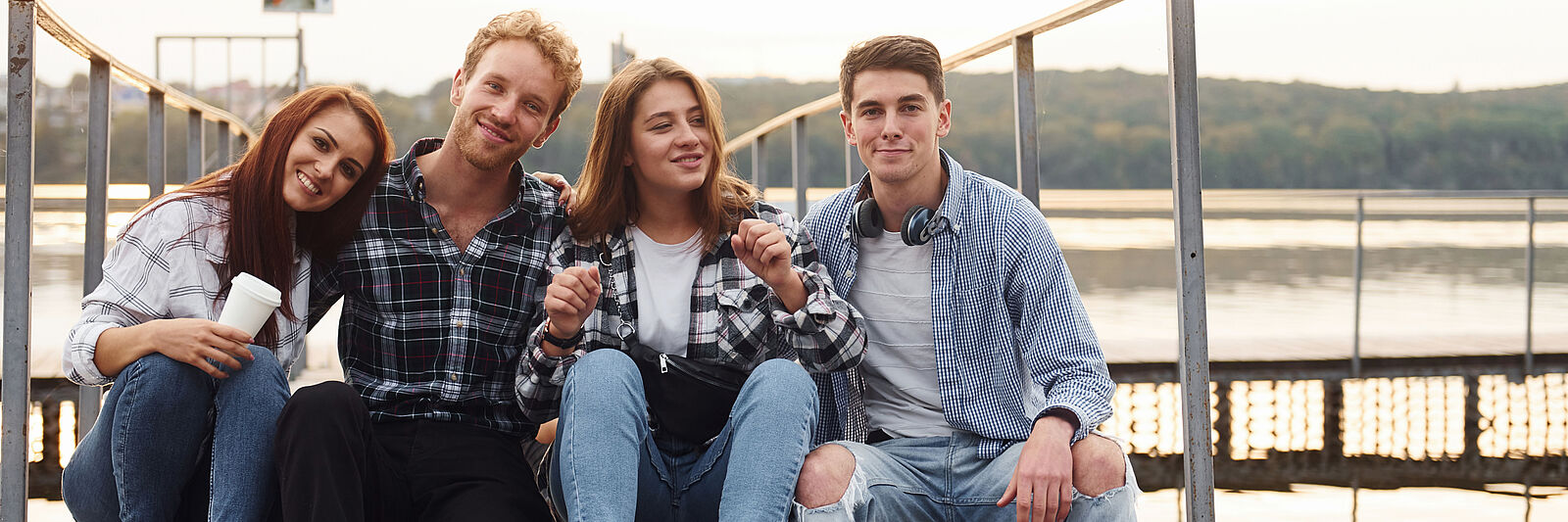 Eine Gruppe von Freunden in der Natur