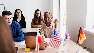 Grupo internacional de personas asiste a clase de alemán