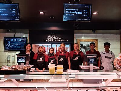 Team der Metzgerei Haller hinter der Theke