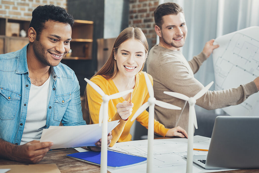 Tres personas frente a un dibujo
