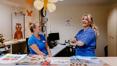 zwei Frauen arbeiten in einem Krankenhaus