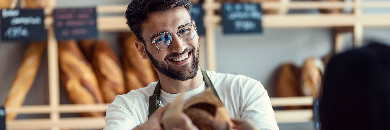 Verkäufer verkauft Brot im Einzelhandel