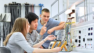 Internationale Jugendgruppe arbeitet an einem Ausbildungsprojekt im Bereich Elektronik